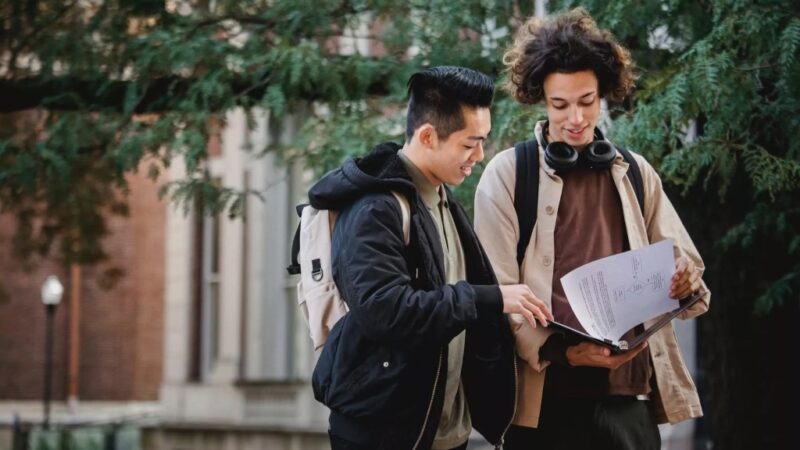 Bí kíp bỏ túi: Nói chuyện với người nước ngoài – Chuyện gì nên, chuyện gì đừng?
